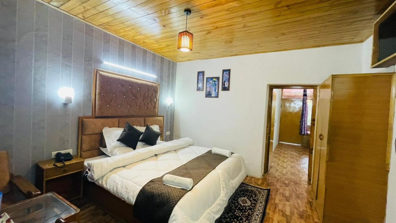 Hotel Hilltop At Mall Road Manali With Open Terrace Exterior foto