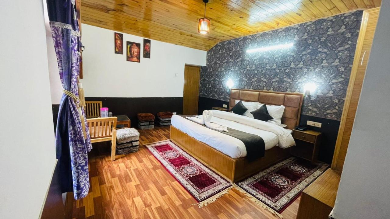 Hotel Hilltop At Mall Road Manali With Open Terrace Exterior foto