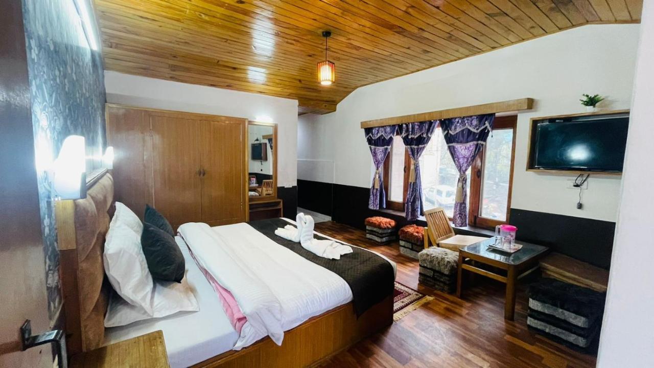 Hotel Hilltop At Mall Road Manali With Open Terrace Exterior foto