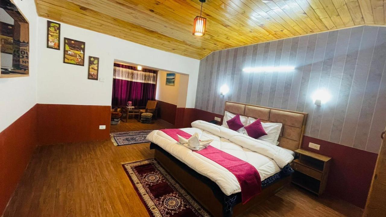 Hotel Hilltop At Mall Road Manali With Open Terrace Exterior foto