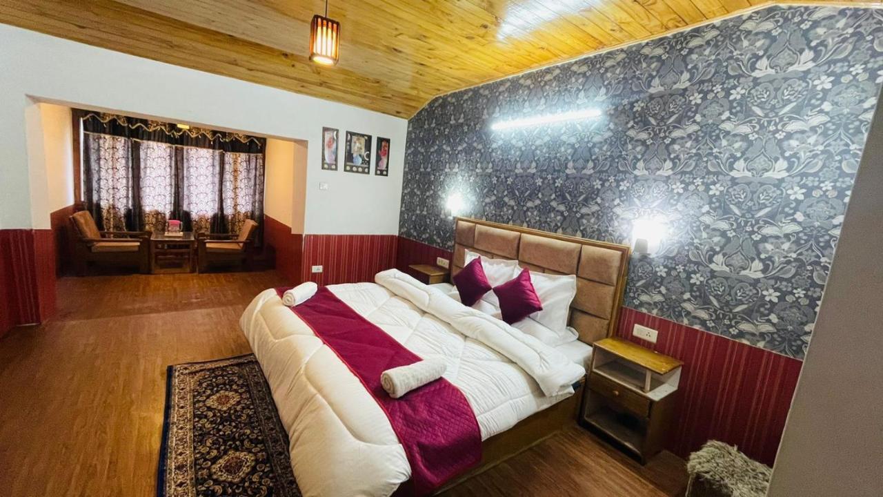 Hotel Hilltop At Mall Road Manali With Open Terrace Exterior foto